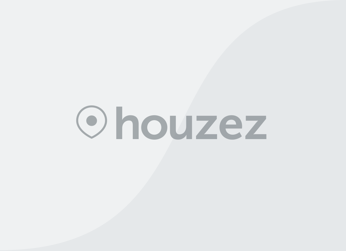 Torre moderna con vistas al mar